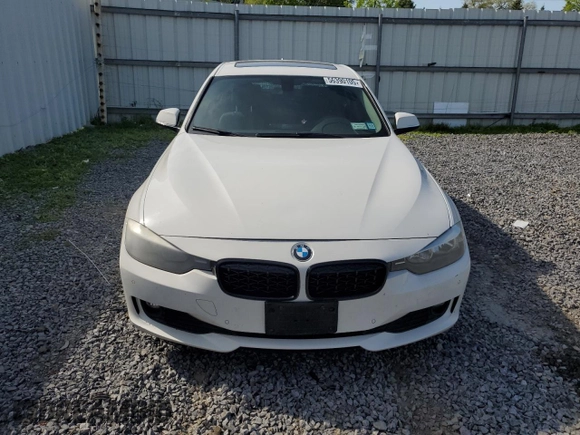 2015 BMW 3 Series 320i xDrive z VIN WBA3C3G53FNT52814, wystawiony jako Copart lot #56390105 z przebiegiem 147 364 mil mil oraz Szkoda całkowita • Salvage title. Historia ofert i sprzedaży dostępna na DreamBid. Obrazek 5.
