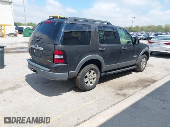 2006 Ford Explorer XLT z VIN 1FMEU73E86UA50085, wystawiony jako IAAI lot #42193785 z przebiegiem 211 343 mil mil oraz . Historia ofert i sprzedaży dostępna na DreamBid. Obrazek 4.