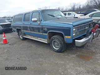 1984 Chevrolet Suburban z VIN 1G8FK16C6EF130150, wystawiony jako IAAI lot #41987449 z przebiegiem 91 357 mil mil oraz . Historia ofert i sprzedaży dostępna na DreamBid. Obrazek 1.