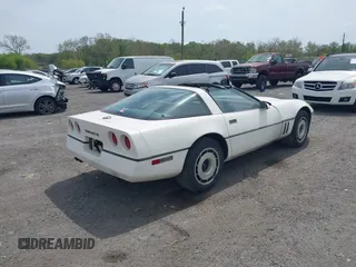 1985 Chevrolet Corvette z VIN 1G1YY0785F5139682, wystawiony jako IAAI lot #42097588 z przebiegiem 10 669 mil mil oraz . Historia ofert i sprzedaży dostępna na DreamBid. Obrazek 4.