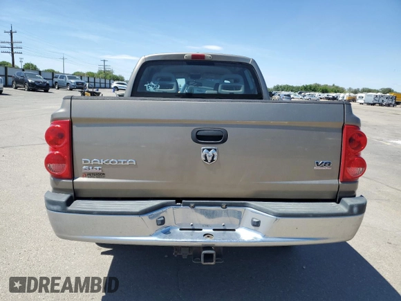 2006 Dodge Dakota SLT z VIN 1D7HW48NX6S709353, wystawiony jako Copart lot #58043225 z przebiegiem 222 008 mil mil oraz Szkoda całkowita • Salvage title. Historia ofert i sprzedaży dostępna na DreamBid. Obrazek 6.