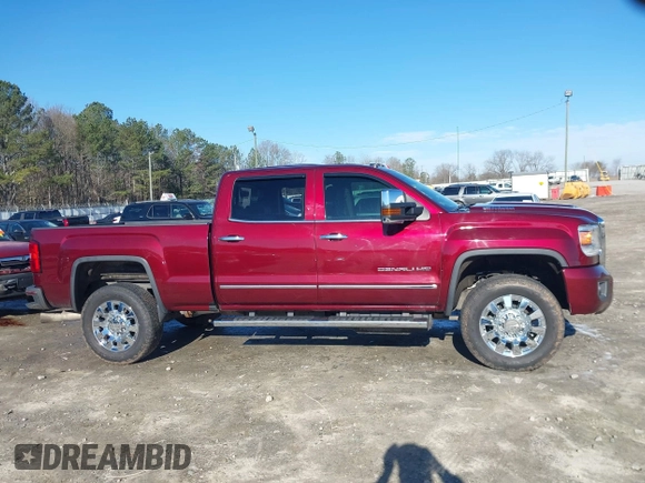 2017 GMC Sierra 2500HD Denali z VIN 1GT12UEY0HF186720, wystawiony jako IAAI lot #41580466 z przebiegiem Nie podano mil oraz . Historia ofert i sprzedaży dostępna na DreamBid. Obrazek 13.
