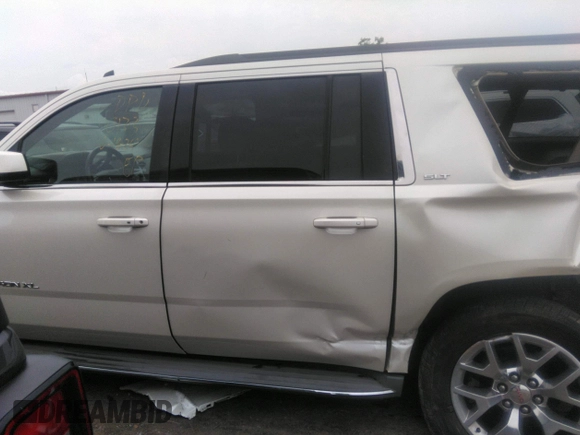 2015 GMC Yukon XL SLT with VIN 1GKS2HKC1FR120133, listed as a IAAI auction lot 39693190 with 211,652 mi miles. Bid and sale history available at carsss.com. Image 14.