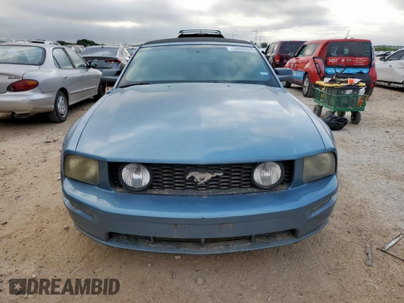 2005 Ford Mustang Deluxe z VIN 1ZVFT84N855220533, wystawiony jako Copart lot #58666635 z przebiegiem 169 200 mil mil oraz Czysty tytuł • Clean title. Historia ofert i sprzedaży dostępna na DreamBid. Obrazek 5.