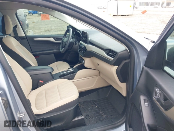 2022 Ford Escape SE z VIN 1FMCU0G61NUB15746, wystawiony jako IAAI lot #42107667 z przebiegiem 29 000 mil mil oraz . Historia ofert i sprzedaży dostępna na DreamBid. Obrazek 5.