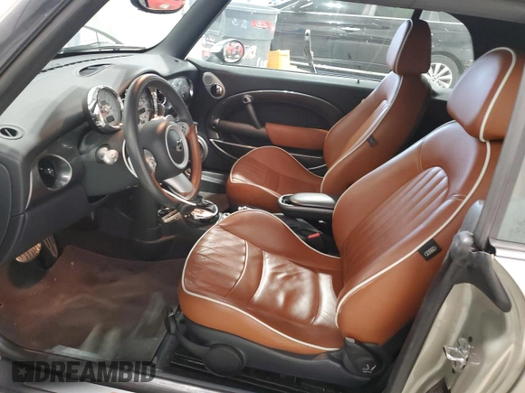 2008 MINI Convertible S z VIN WMWRH335X8TL96812, wystawiony jako Copart lot #85716254 z przebiegiem 50 204 mil mil oraz Szkoda całkowita • Salvage title. Historia ofert i sprzedaży dostępna na DreamBid. Obrazek 7.