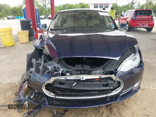 2014 Tesla Model S 60 с VIN 5YJSA1H16EFP32246, выставлен на аукционе IAAI как лот 42611659 с пробегом 156 459 миль миль и . История ставок и продаж доступна на DreamBid. Изображение 13.