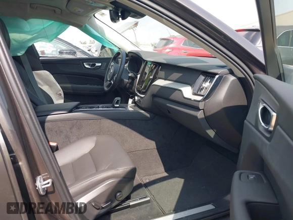 2025 Volvo XC60 Plus z VIN YV4M12RC0S1172417, wystawiony jako IAAI lot #42438854 z przebiegiem 2 853 mil mil oraz . Historia ofert i sprzedaży dostępna na DreamBid. Obrazek 5.