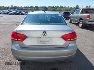 2014 Volkswagen Passat Wolfsburg Edition z VIN 1VWAT7A38EC075514, wystawiony jako IAAI lot #42032834 z przebiegiem 141 015 mil mil oraz . Historia ofert i sprzedaży dostępna na DreamBid. Obrazek 16.