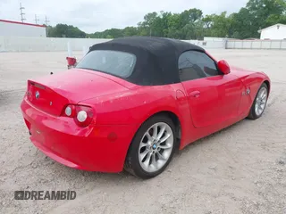2005 BMW Z4 2.5i z VIN 4USBT33585LS57058, wystawiony jako IAAI lot #42263823 z przebiegiem 122 697 mil mil oraz . Historia ofert i sprzedaży dostępna na DreamBid. Obrazek 4.