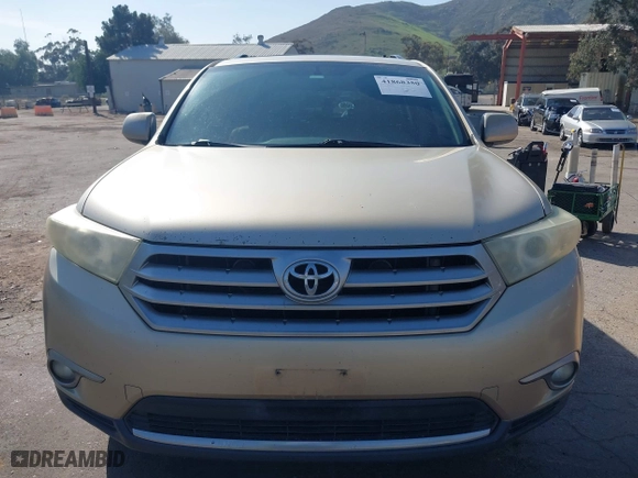 2011 Toyota Highlander with VIN 5TDZK3EH5BS042262, listed as a IAAI auction lot 41868350 with 239,202 mi miles. Bid and sale history available at carsss.com. Image 12.