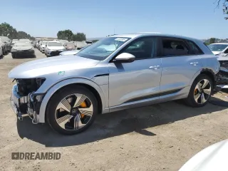 2022 Audi e-tron Premium Plus z VIN WA1LAAGE1NB046721, wystawiony jako Copart lot #60505985 z przebiegiem 23 143 mil mil oraz Szkoda całkowita • Salvage title. Historia ofert i sprzedaży dostępna na DreamBid. Obrazek 1.