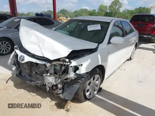 2011 Toyota Camry LE z VIN 4T1BF3EK6BU631409, wystawiony jako IAAI lot #42313431 z przebiegiem 117 409 mil mil oraz . Historia ofert i sprzedaży dostępna na DreamBid. Obrazek 17.