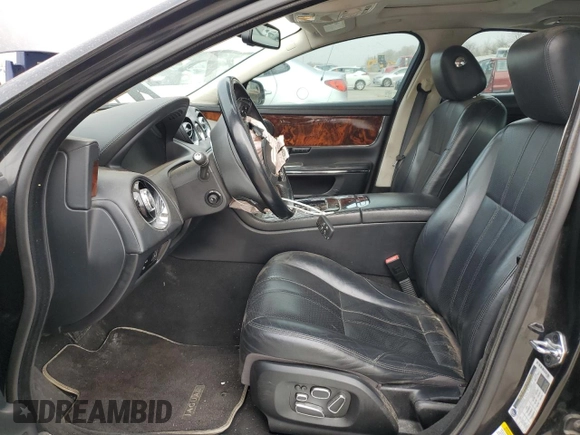 2013 Jaguar XJ z VIN SAJWJ1CD5D8V53294, wystawiony jako Copart lot #49711445 z przebiegiem 100 675 mil mil oraz Szkoda całkowita • Salvage title. Historia ofert i sprzedaży dostępna na DreamBid. Obrazek 7.