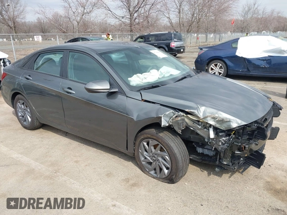 2024 Hyundai Elantra SEL z VIN KMHLM4DG9RU784034, wystawiony jako IAAI lot #41768840 z przebiegiem 8 606 mil mil oraz . Historia ofert i sprzedaży dostępna na DreamBid. Obrazek 6.