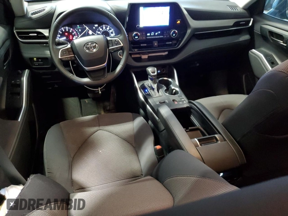 2024 Toyota Highlander LE with VIN 5TDKDRAH4RS529743, listed as a Copart auction lot 53196865 with 31,678 mi miles and Salvage title. Bid and sale history available at DreamBid. Image 8.