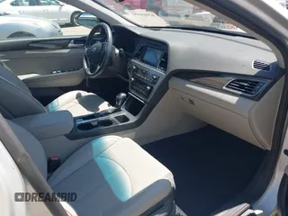 2015 Hyundai Sonata Eco z VIN 5NPE24AA1FH117063, wystawiony jako IAAI lot #42464600 z przebiegiem 252 798 mil mil oraz . Historia ofert i sprzedaży dostępna na DreamBid. Obrazek 5.