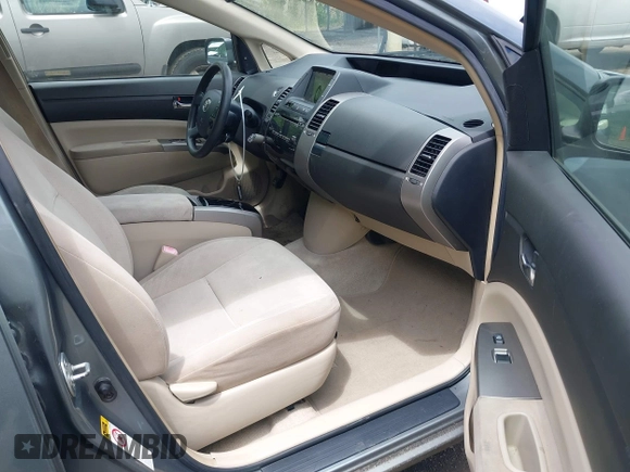 2005 Toyota Prius z VIN JTDKB20U853125464, wystawiony jako IAAI lot #42324259 z przebiegiem 166 742 mil mil oraz . Historia ofert i sprzedaży dostępna na DreamBid. Obrazek 5.