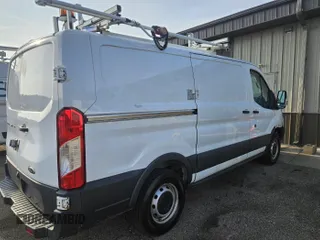 2017 Ford Transit z VIN 1FTYR1YM1HKB05586, wystawiony jako IAAI lot #42621311 z przebiegiem 110 277 mil mil oraz . Historia ofert i sprzedaży dostępna na DreamBid. Obrazek 22.