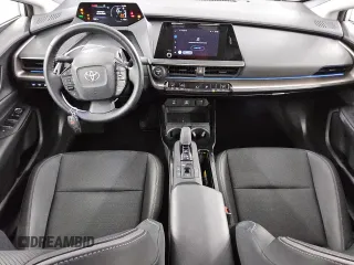 2025 Toyota Prius LE z VIN JTDACAAU2S3049706, wystawiony jako Copart lot #59627175 z przebiegiem 3 581 mil mil oraz Czysty tytuł • Clean title. Historia ofert i sprzedaży dostępna na DreamBid. Obrazek 8.