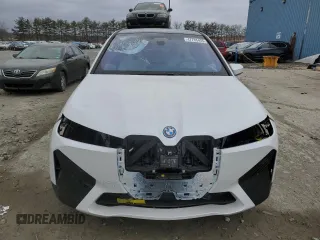 2025 BMW iX xDrive50 z VIN WB523CF09SCU44676, wystawiony jako Copart lot #47785405 z przebiegiem 18 mil mil oraz Tytuł czysty. Historia ofert i sprzedaży dostępna na DreamBid. Obrazek 5.