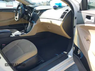2013 Hyundai Sonata GLS z VIN 5NPEB4AC4DH710494, wystawiony jako IAAI lot #42310432 z przebiegiem 179 062 mil mil oraz . Historia ofert i sprzedaży dostępna na DreamBid. Obrazek 5.