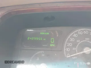 2003 Lincoln Town Car Signature z VIN 1LNHM82W83Y704682, wystawiony jako IAAI lot #41929310 z przebiegiem 242 995 mil mil oraz . Historia ofert i sprzedaży dostępna na DreamBid. Obrazek 7.