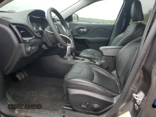 2023 Jeep Cherokee Altitude Lux z VIN 1C4PJMMB9PD101880, wystawiony jako Copart lot #59031145 z przebiegiem 17 888 mil mil oraz Szkoda całkowita • Salvage title. Historia ofert i sprzedaży dostępna na DreamBid. Obrazek 7.