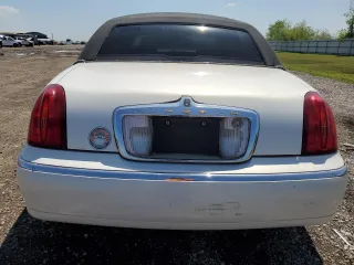 2001 Lincoln Town Car Cartier z VIN 1LNHM83W91Y728971, wystawiony jako Copart lot #50643965 z przebiegiem Nie podano mil oraz Szkoda całkowita • Salvage title. Historia ofert i sprzedaży dostępna na DreamBid. Obrazek 6.