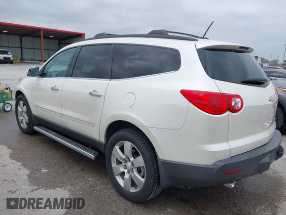 2012 Chevrolet Traverse LTZ z VIN 1GNKRLED1CJ115529, wystawiony jako IAAI lot #41985127 z przebiegiem 85 364 mil mil oraz . Historia ofert i sprzedaży dostępna na DreamBid. Obrazek 3.