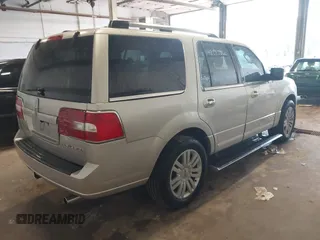 2007 Lincoln Navigator z VIN 5LMFU28547LJ18998, wystawiony jako IAAI lot #42515060 z przebiegiem 209 814 mil mil oraz . Historia ofert i sprzedaży dostępna na DreamBid. Obrazek 4.