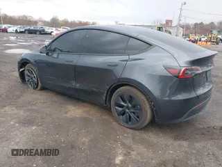 2024 Tesla Model Y Long Range z VIN 7SAYGDEE1RA323921, wystawiony jako IAAI lot #42027195 z przebiegiem 13 774 mil mil oraz . Historia ofert i sprzedaży dostępna na DreamBid. Obrazek 3.