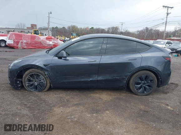 2024 Tesla Model Y Long Range z VIN 7SAYGDEE1RA323921, wystawiony jako IAAI lot #42027195 z przebiegiem 13 774 mil mil oraz . Historia ofert i sprzedaży dostępna na DreamBid. Obrazek 14.