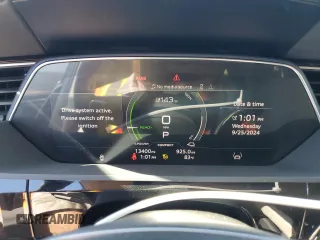 2024 Audi Q8 e-tron Premium Plus z VIN WA15AAGE0RB029861, wystawiony jako Copart lot #72717464 z przebiegiem 13 400 mil mil oraz Szkody całkowita. Historia ofert i sprzedaży dostępna na DreamBid. Obrazek 9.