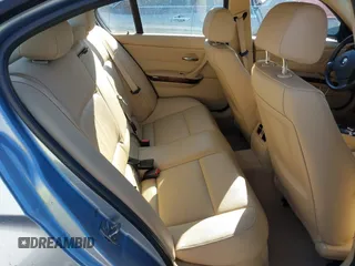 2011 BMW 3 Series 328i xDrive z VIN WBAPK5C52BF124605, wystawiony jako IAAI lot #41585190 z przebiegiem 108 000 mil mil oraz . Historia ofert i sprzedaży dostępna na DreamBid. Obrazek 8.
