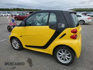 2015 Smart fortwo Passion z VIN WMEEJ9AA5FK831751, wystawiony jako Copart lot #58025575 z przebiegiem 55 512 mil mil oraz Szkody całkowita. Historia ofert i sprzedaży dostępna na DreamBid. Obrazek 2.