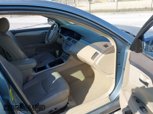 2005 Toyota Avalon XL z VIN 4T1BK36B55U032452, wystawiony jako IAAI lot #42054019 z przebiegiem 228 183 mil mil oraz . Historia ofert i sprzedaży dostępna na DreamBid. Obrazek 5.