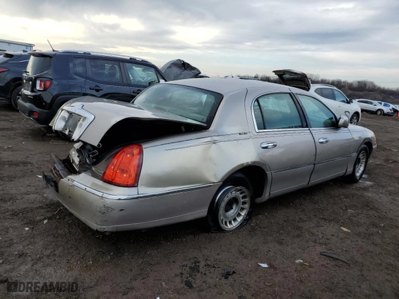 2001 Lincoln Town Car Executive with VIN 1LNHM81W81Y700002, listed as a Copart auction lot 47018365 with 129,456 mi miles and Salvage Title. Bid and sale history available at carsss.com. Image 3.