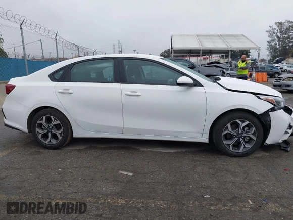 2021 Kia Forte LXS with VIN 3KPF24AD8ME332309, listed as a IAAI auction lot 41885851 with 27,395 mi miles. Bid and sale history available at carsss.com. Image 13.