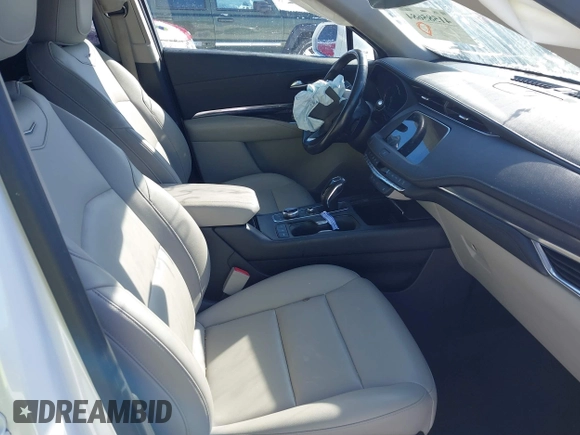 2019 Cadillac XT4 FWD Luxury z VIN 1GYAZAR4XKF170642, wystawiony jako IAAI lot #41585684 z przebiegiem 74 512 mil mil oraz . Historia ofert i sprzedaży dostępna na DreamBid. Obrazek 5.