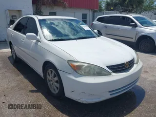 2002 Toyota Camry XLE z VIN 4T1BF32K42U035090, wystawiony jako IAAI lot #42250135 z przebiegiem 176 364 mil mil oraz . Historia ofert i sprzedaży dostępna na DreamBid. Obrazek 1.