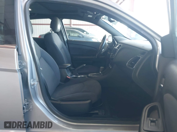2014 Chrysler 200 Touring z VIN 1C3CCBBB0EN117901, wystawiony jako IAAI lot #42207392 z przebiegiem 110 786 mil mil oraz . Historia ofert i sprzedaży dostępna na DreamBid. Obrazek 5.