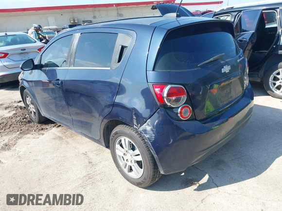 2016 Chevrolet Sonic LT z VIN 1G1JC6SH1G4121018, wystawiony jako IAAI lot #42501319 z przebiegiem 146 008 mil mil oraz . Historia ofert i sprzedaży dostępna na DreamBid. Obrazek 3.