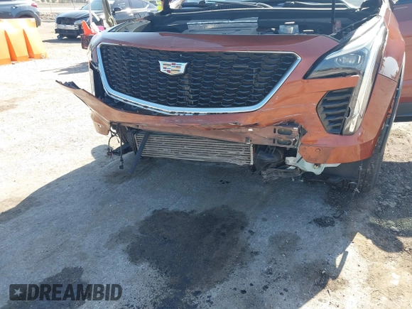 2019 Cadillac XT4 FWD Sport z VIN 1GYFZER4XKF103780, wystawiony jako IAAI lot #42171306 z przebiegiem 99 260 mil mil oraz . Historia ofert i sprzedaży dostępna na DreamBid. Obrazek 6.