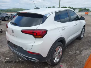 2024 Buick Encore GX Preferred z VIN KL4AMCSL0RB167004, wystawiony jako IAAI lot #42526814 z przebiegiem 19 146 mil mil oraz . Historia ofert i sprzedaży dostępna na DreamBid. Obrazek 4.