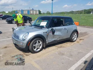 2003 MINI Hardtop z VIN WMWRC334X3TC43283, wystawiony jako IAAI lot #42112892 z przebiegiem 87 513 mil mil oraz . Historia ofert i sprzedaży dostępna na DreamBid. Obrazek 16.