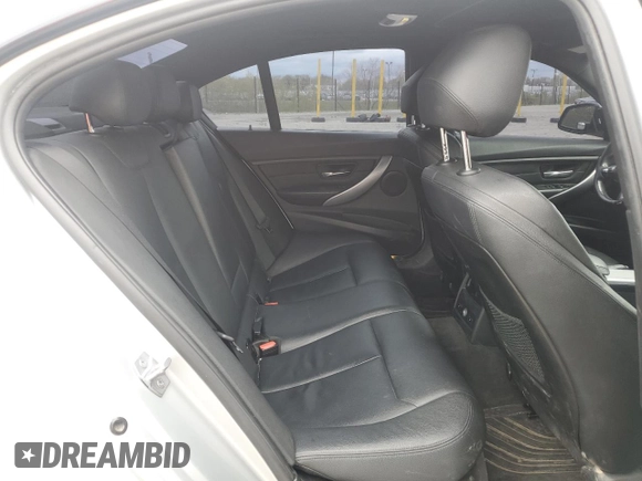 2014 BMW 3 Series 328i xDrive z VIN WBA3B5G51ENS06960, wystawiony jako Copart lot #53939415 z przebiegiem 138 720 mil mil oraz Nie do naprawy • Non repairable. Historia ofert i sprzedaży dostępna na DreamBid. Obrazek 10.
