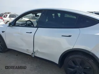 2025 Tesla Model Y Long Range z VIN 7SAYGDED7SA373784, wystawiony jako IAAI lot #41881719 z przebiegiem 1 192 mil mil oraz . Historia ofert i sprzedaży dostępna na DreamBid. Obrazek 14.