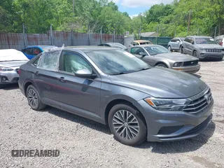 2019 Volkswagen Jetta S z VIN 3VWC57BUXKM121316, wystawiony jako IAAI lot #42290107 z przebiegiem 117 371 mil mil oraz . Historia ofert i sprzedaży dostępna na DreamBid. Obrazek 1.
