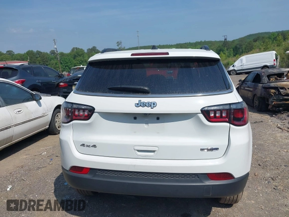2024 Jeep Compass Latitude with VIN 3C4NJDBN4RT124422, listed as a IAAI auction lot 42152395 with 33,567 mi miles. Bid and sale history available at carsss.com. Image 16.